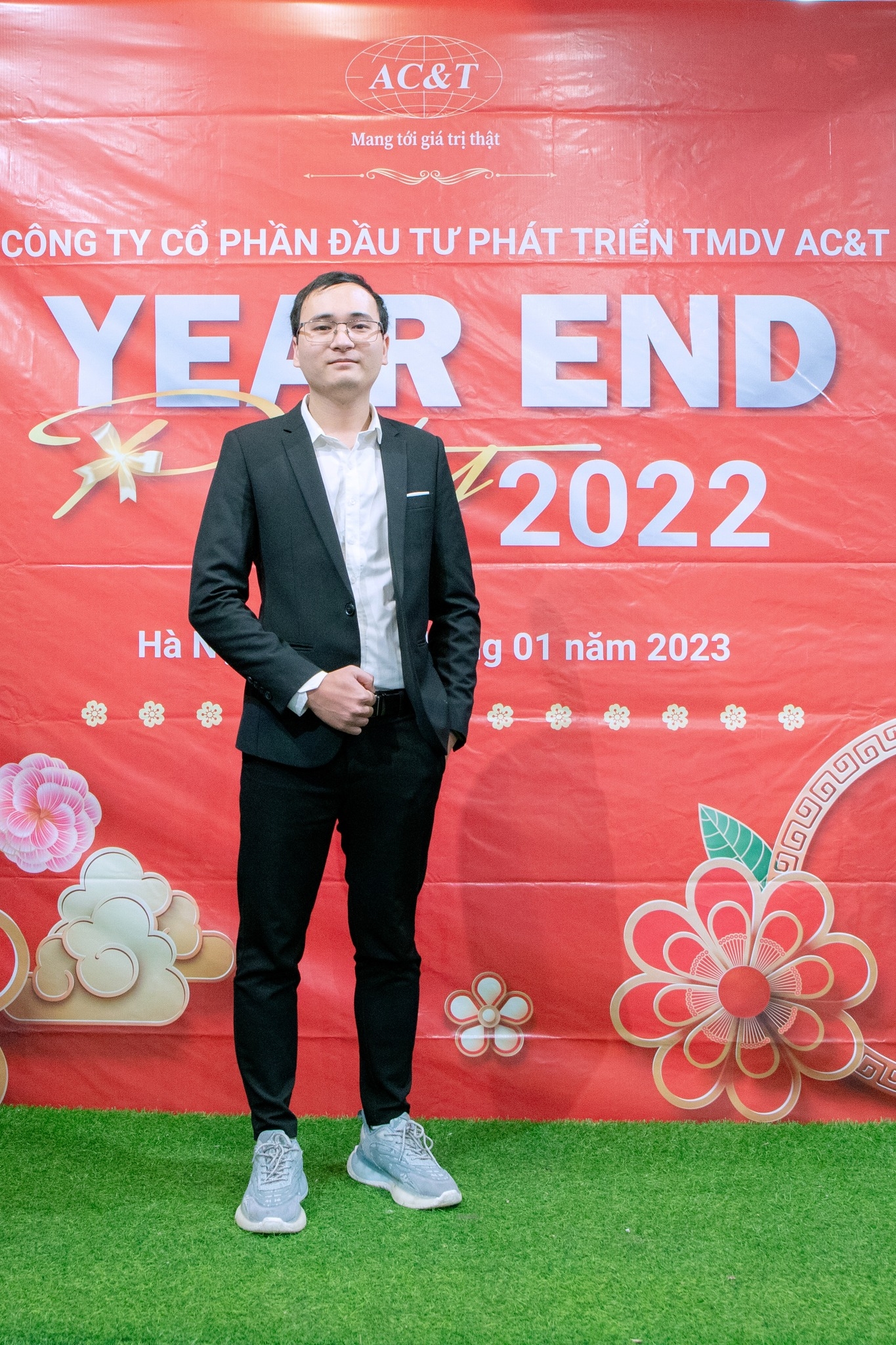 Nắng Sớm Trên Ban Công